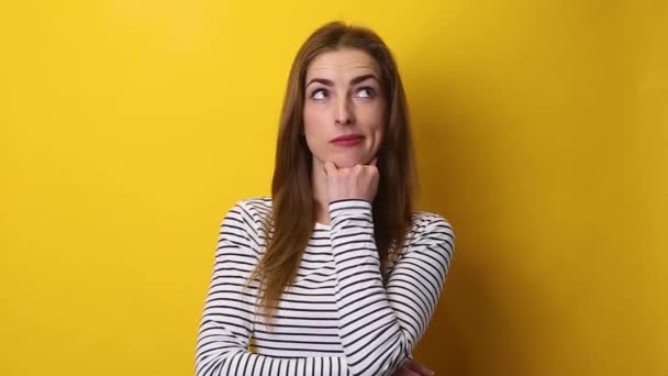 Jonge Vrouw Dagdromen Weg Kijken Gele Achtergrond — Stockvideo