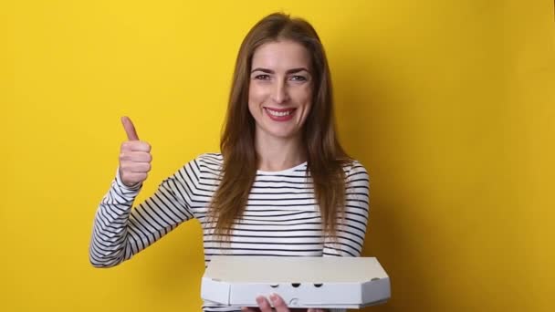 Mujer Joven Sosteniendo Pizza Sobre Fondo Amarillo — Vídeo de stock