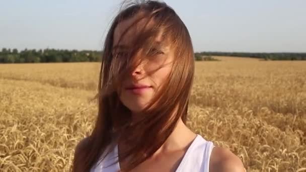 Молода Жінка Перед Пшеничним Полем Заході Сонця — стокове відео