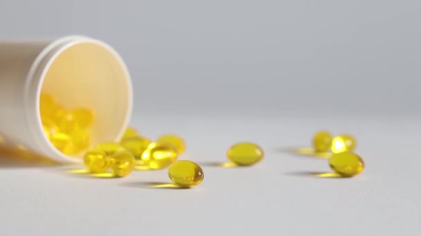 Tobolky Vitamin Vyráží Obalem Bílém Pozadí — Stock video