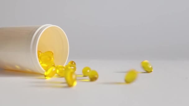 Beyaz Arka Planda Dağınık Sarı Vitamini Kapsülleri Düşüyor — Stok video