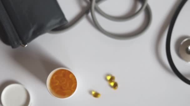 Perangkat Untuk Mengukur Tonometer Tekanan Darah Dan Kapsul Vitamin — Stok Video