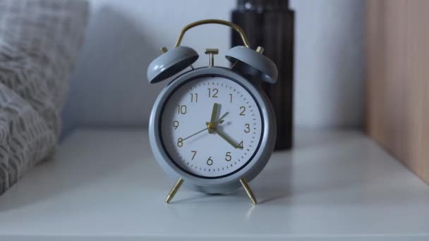 Reloj Despertador Gris Encuentra Cerca Del Timelapse Cama — Vídeos de Stock