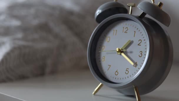 Reloj Despertador Gris Encuentra Cerca Del Timelapse Cama — Vídeos de Stock