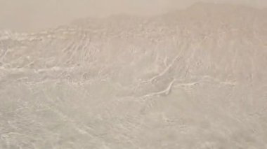 Deniz ve kumlu sahil. Deniz dalgaları