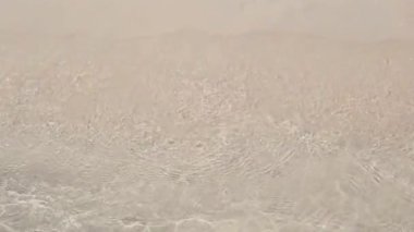 Deniz ve kumlu sahil. Deniz dalgaları