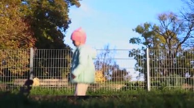 Parkta trambolinde zıplayan çocuk.