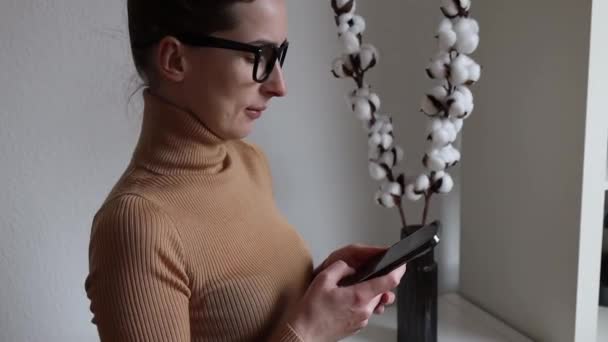 Odada Telefonu Olan Gözlüklü Genç Bir Kadın — Stok video