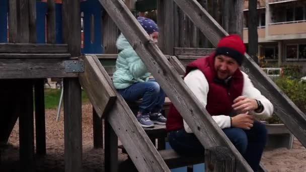Papai Brinca Com Uma Criança Playground Parque Outono — Vídeo de Stock