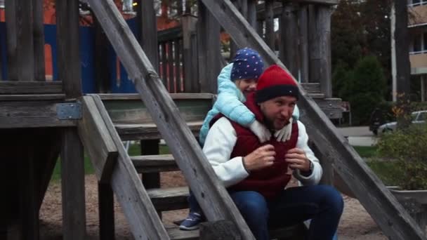 Μπαμπάς Παίζει Ένα Παιδί Στο Πάρκο Του Φθινοπώρου — Αρχείο Βίντεο