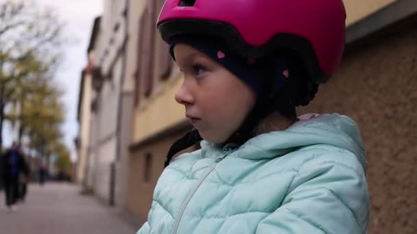 Malá Holka Cyklistické Helmě — Stock video