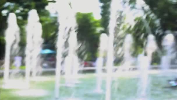 Pieni Tyttö Kävelee Pitkin Suihkulähdettä Puistossa — kuvapankkivideo