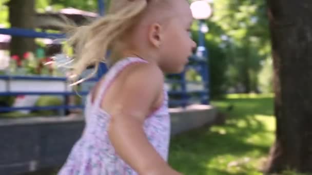 Κοριτσάκι Που Περπατάει Στο Πάρκο Της Πόλης — Αρχείο Βίντεο