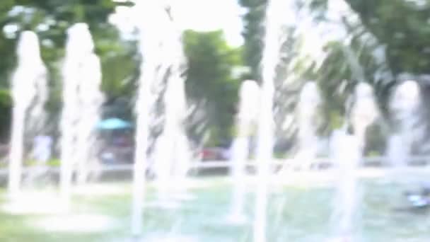 Mała Dziewczynka Spacerująca Wzdłuż Fontanny Parku — Wideo stockowe
