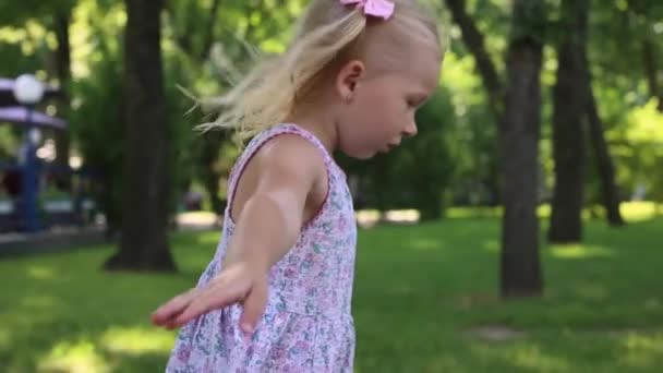 Şehir Parkında Yürüyen Küçük Kız — Stok video
