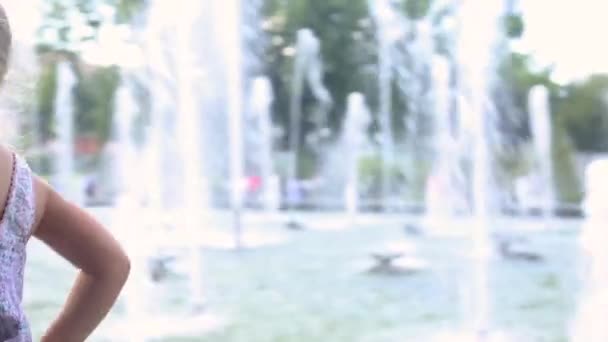 Kislány Sétál Szökőkút Mellett Parkban — Stock videók