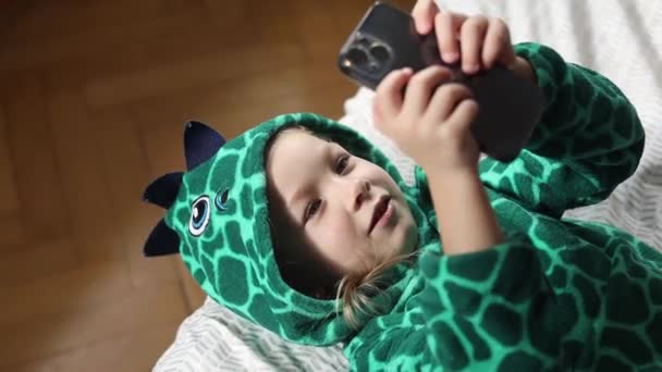 Kind Meisje Ligt Bank Speelt Telefoon Bovenaanzicht Vlak Lay — Stockvideo