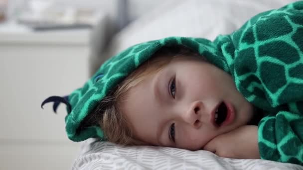 Çocuk Kız Yatakta Uzanırken Esniyor Üst Manzara Düz Uzanma — Stok video