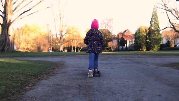 Parkta Scooter Süren Bir Kız Çocuğu — Stok video
