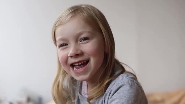 Dziewczynka Uśmiecha Się Robi Miny Zabawia Się — Wideo stockowe