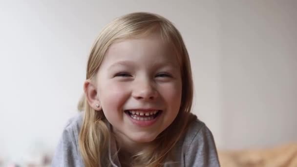 Дитяча Дівчина Блондинка Посміхається Обманюючи Навколо — стокове відео