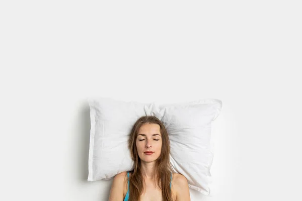 Спящая Молодая Женщина Подушке Белом Фоне Вид Сверху Плоский — стоковое фото