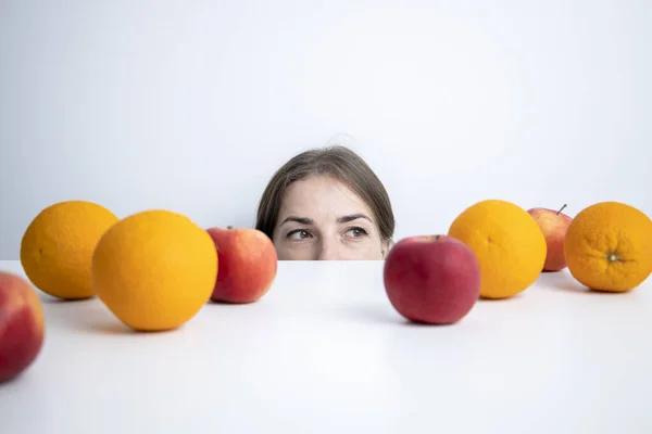 여자가 과일을 — 스톡 사진