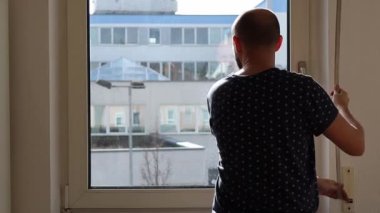 Genç adam gün boyunca pencereyi kapatıyor..