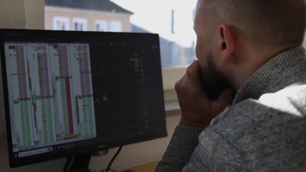 Mladý Muž Sedí Dívá Graf Monitoru — Stock video