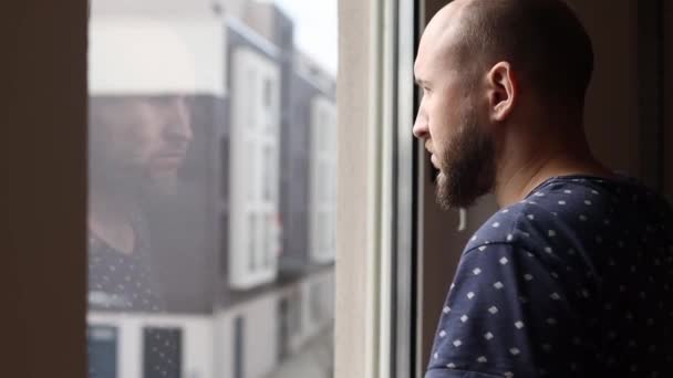Unge Man Tittar Genom Fönstret Och Stänger Fönsterluckan — Stockvideo