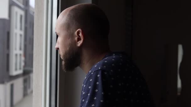 Sérieux Jeune Homme Regardant Par Fenêtre — Video