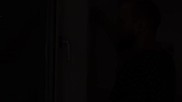 Unge Man Rummet Öppnar Fönsterluckan — Stockvideo