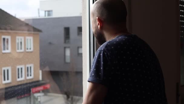 Trauriger Junger Mann Shirt Der Aus Dem Fenster Schaut — Stockvideo
