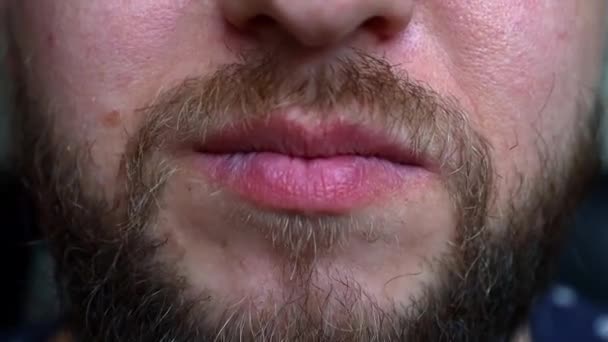 Sakallı Genç Bir Adam Diliyle Dişlerinin Temizliğini Deniyor — Stok video