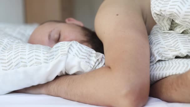 Νεαρός Γενειάδα Κοιμάται Στο Κρεβάτι — Αρχείο Βίντεο