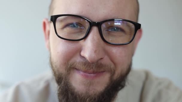 Joven Sonriente Con Barba Usando Gafas — Vídeo de stock