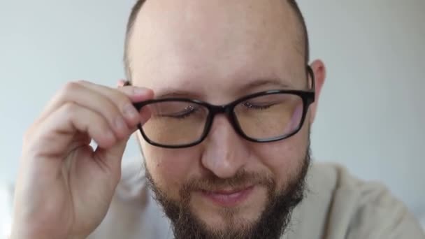 Gülümseyen Genç Adam Gözlüklerini Çıkarır Gözlerini Ovuşturur — Stok video
