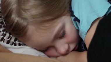 Yatakta yorganın altında uyuyan kız çocuğu. Uyuyan bebek mutlu ve kaygısız.