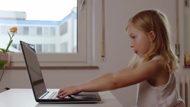 Criança Menina Loira Imagina Ativamente Digitando Laptop — Vídeo de Stock
