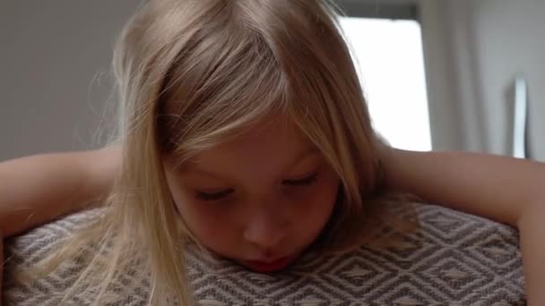 Ένα Κορίτσι Ξανθό Κρεμόταν Χέρια Ξαπλωμένη Μπρούμυτα Στον Καναπέ — Αρχείο Βίντεο