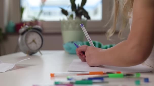 Mädchen Zeichnet Mit Der Linken Hand Die Tisch Sitzt — Stockvideo