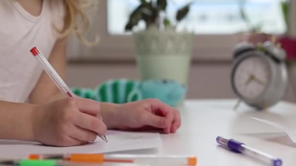 Bambino Ragazza Disegna Con Una Penna Seduta Tavola — Video Stock