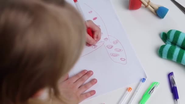 小女孩坐在桌旁 手里拿着一支钢笔画画 顶视图 — 图库视频影像