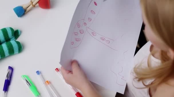 Παιδί Κορίτσι Κόβει Ένα Σχέδιο Ενώ Κάθεται Στο Τραπέζι Πάνω — Αρχείο Βίντεο
