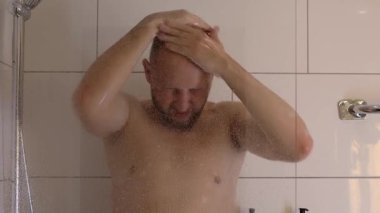 Adam duş alıyor.