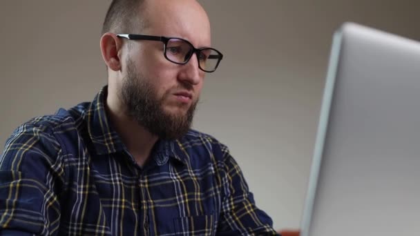 Man Met Bril Zittend Aan Een Tafel Met Laptop — Stockvideo