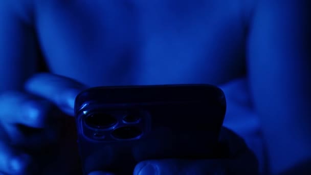 Hombre Usando Teléfono Tarde Noche Habitación Oscura Con Luz — Vídeos de Stock
