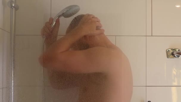Man Wassen Douche — Stockvideo