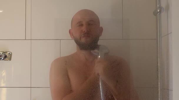 Duşta Yıkanan Adam — Stok video