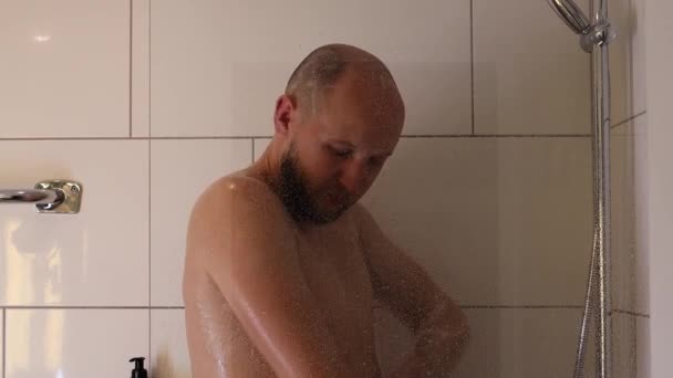 Adam Duş Alıyor — Stok video